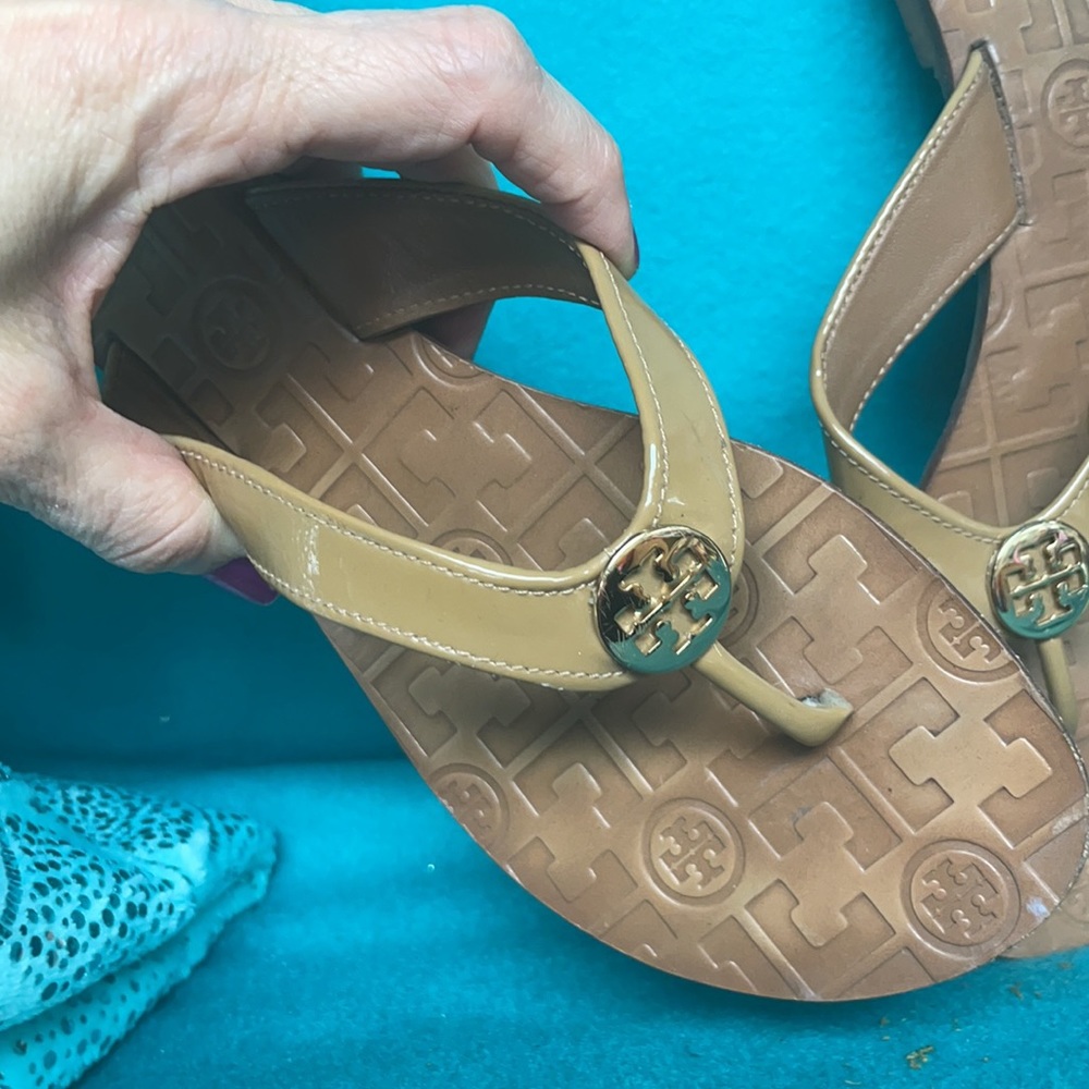 Tory Burch Leather patent thong Sandal taupe leather 8m neutral classic chic